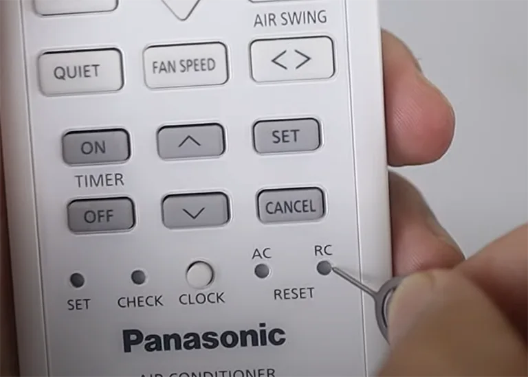 Nhấn vào lỗ RC để reset điều khiển điều hoà panasonic